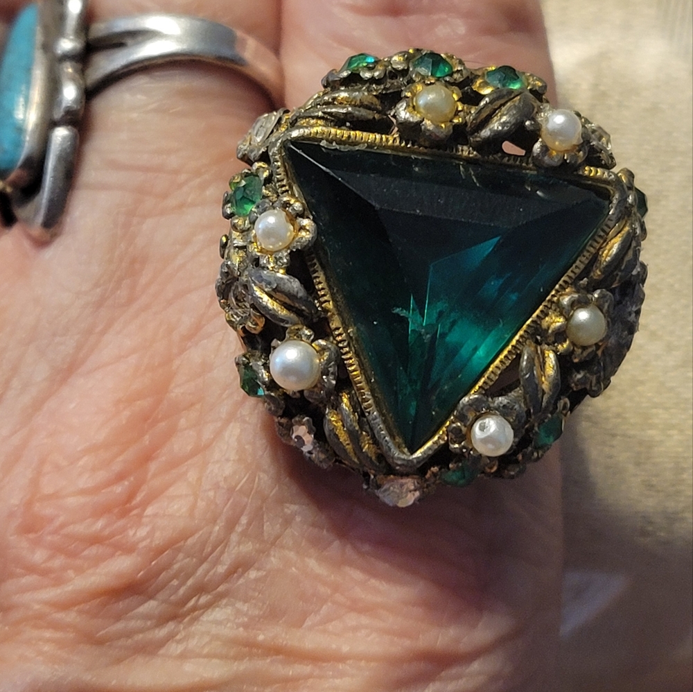 Elegant Vintang Green Statement Ring - image 1